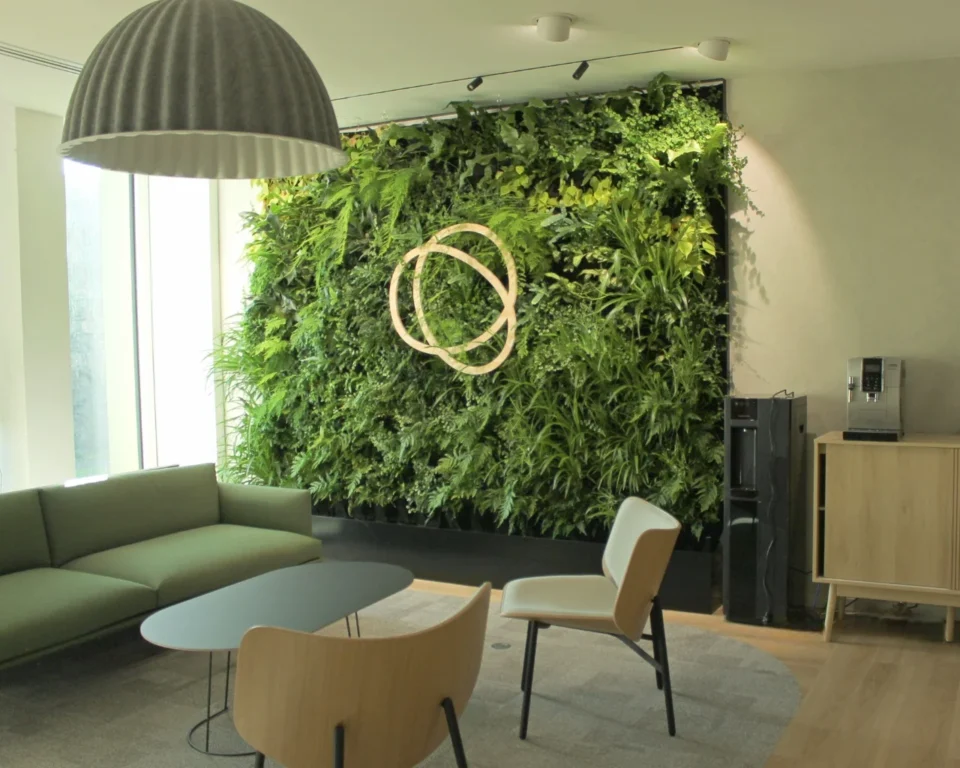 exemple d'art mural : le mur végétal avec le logo en bois de notre client Tisserin