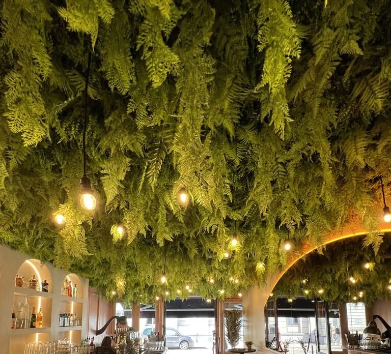 plafond végétal style jungle fait à partir de plante stabilisée